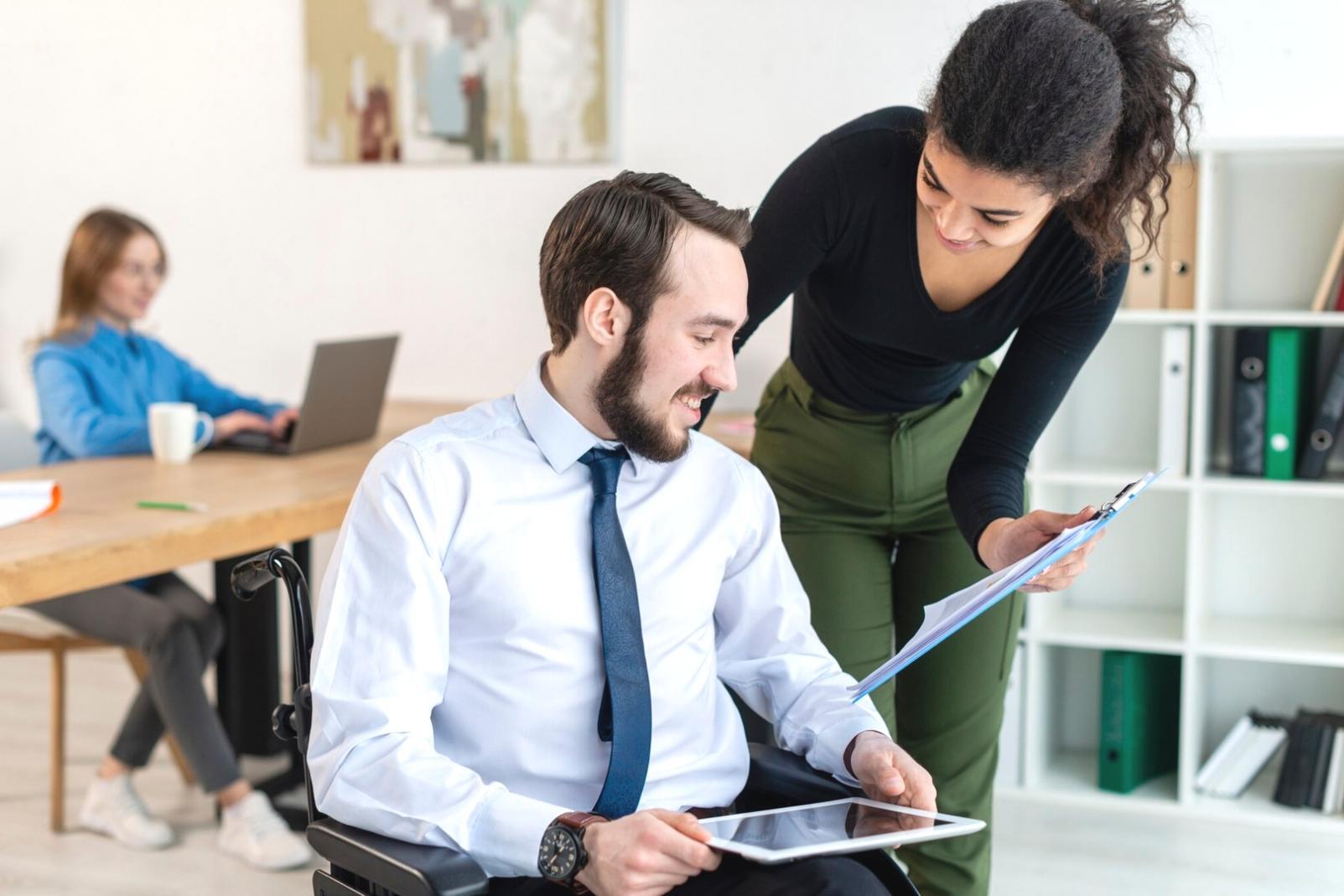 Espace de travail avec documents d'analyse concurrentielle et graphiques financiers